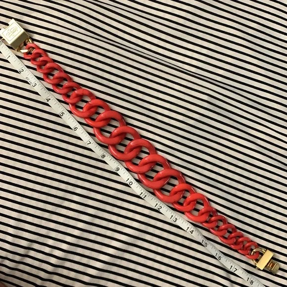 TORY BURCH GRADUATED RESIN NECKLACE WITH MONOGRAM CLASP - Picture 6 of 10